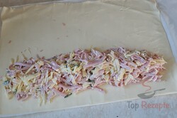 Zubereitung des Rezepts Schnelle Blätterteigrolle mit Schinken und Käse - schnell und einfach, schritt 4