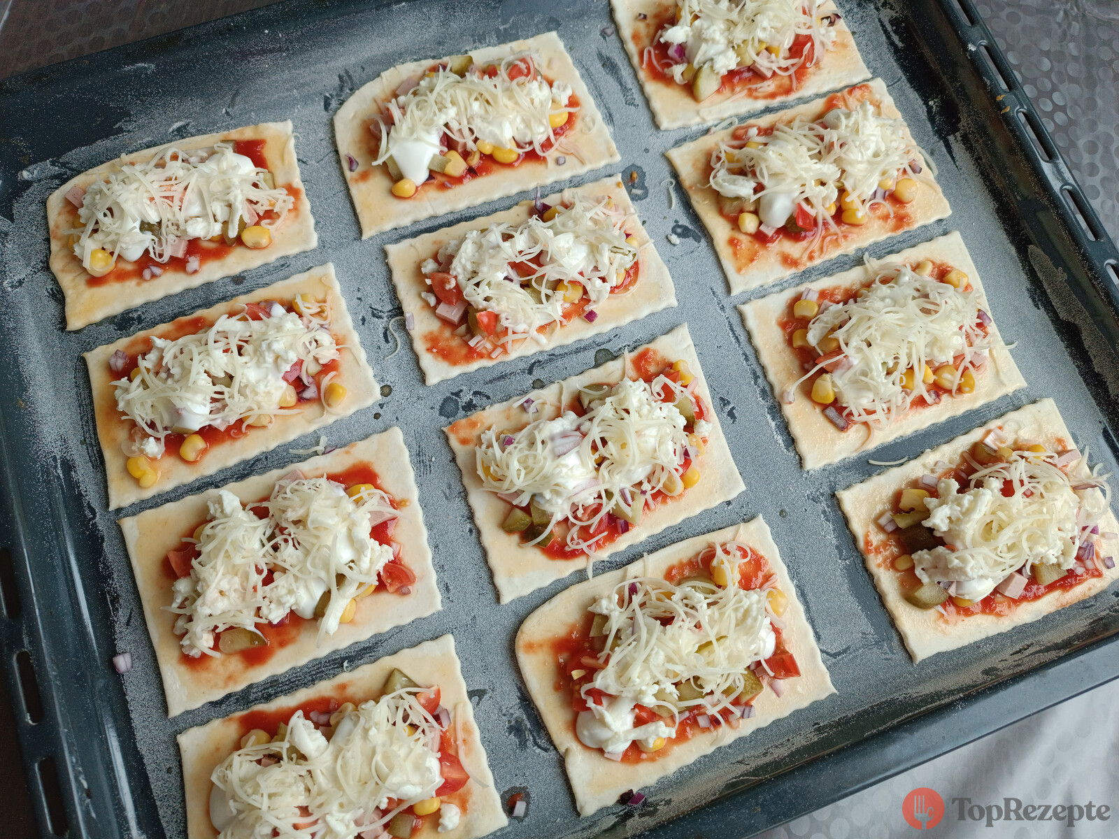 Mini-Pizzen mit Blätterteig - eure Gäste werden diesen Party-Snack ...