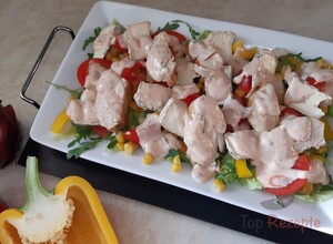 Rezept Leckerer Salat mit Hähnchenbrust und Chili-Mayonnaise-Dressing